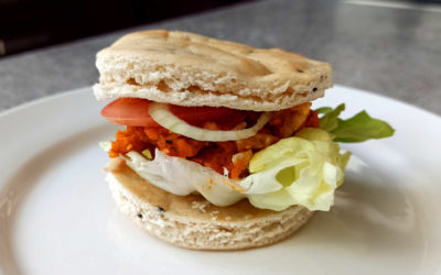 Burger au pain naan et poulet tikka masala