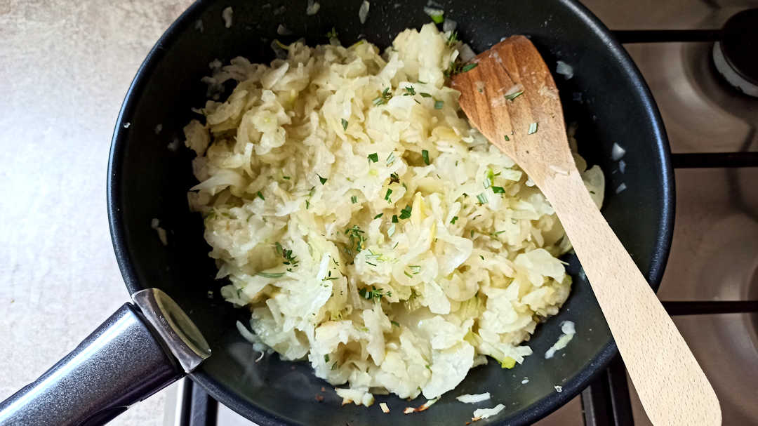 Ciseler le thym et le romarin dans les oignons