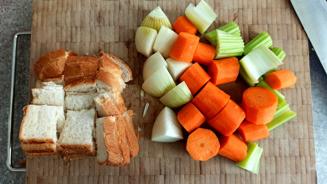 Couper le pain, les oignons, les carottes et les branches de céleri