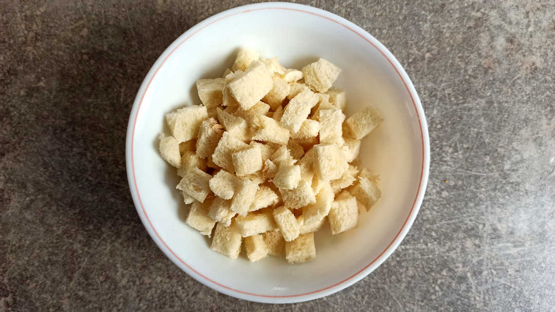 Couper les tranches de pain de mie en cubes
