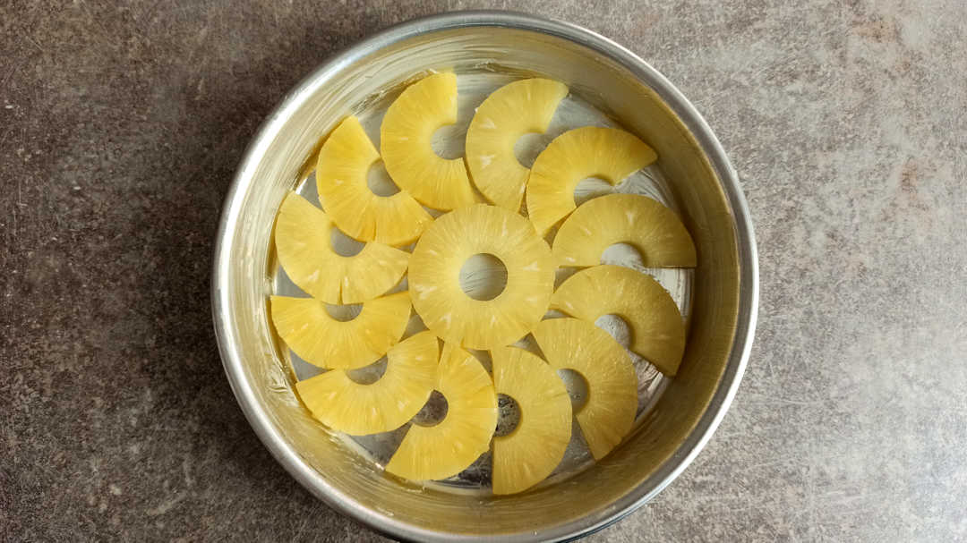 Pour un joli gâteau ananas caramel, disposer les rondelles d'ananas dans le fond du moule beurré