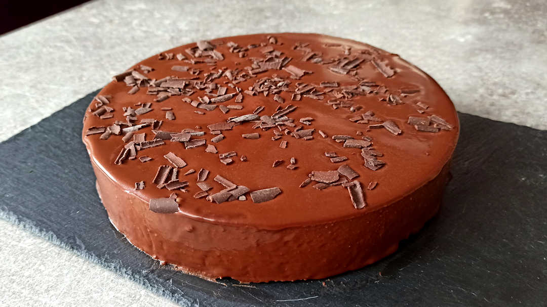 Décorer le gâteau au chocolat de Pierre Hermé avec des copeaux de chocolat