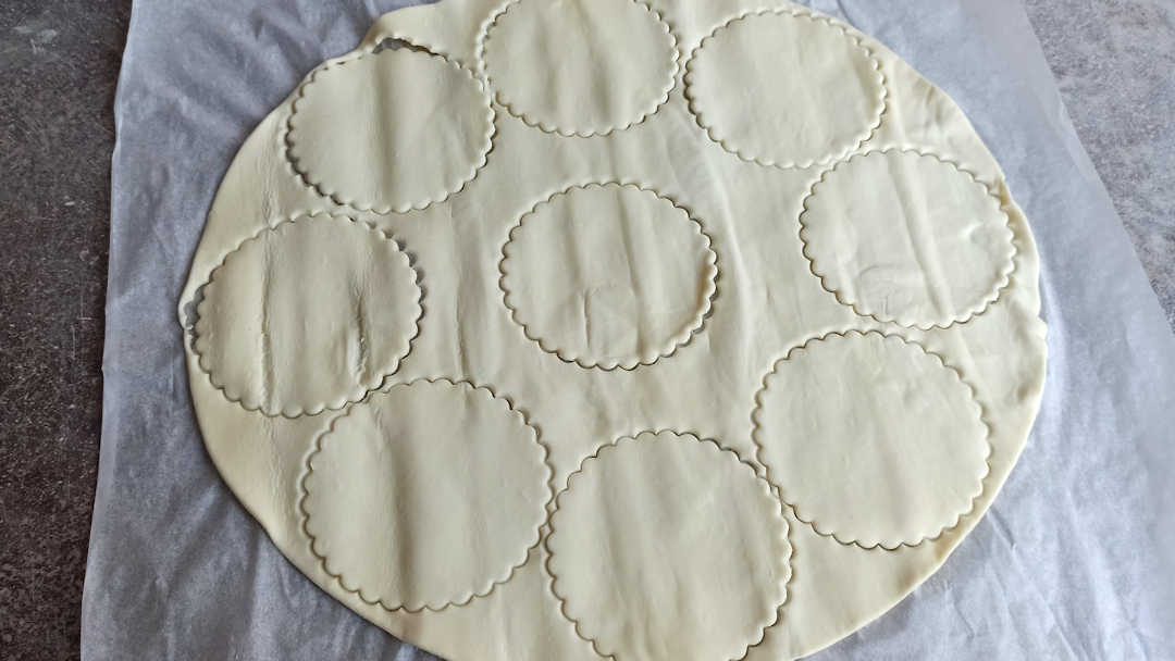 Découper les disques de pâtes