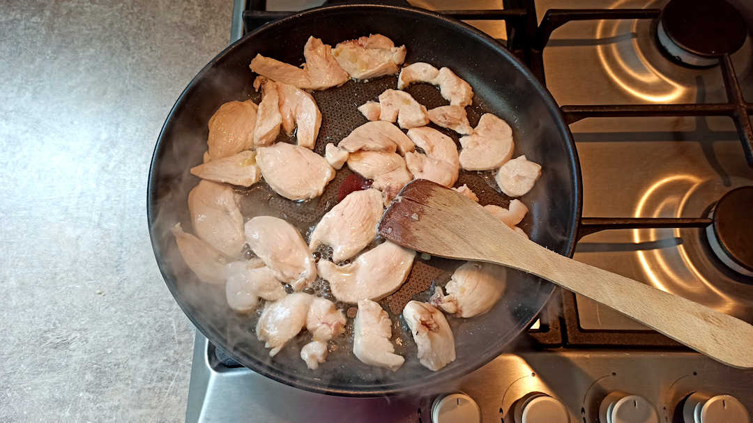 Faire revenir le poulet à feu moyen
