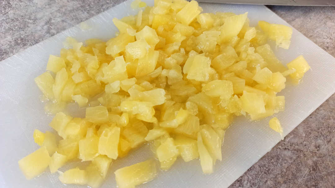 Hacher finement le reste des rondelles d'ananas