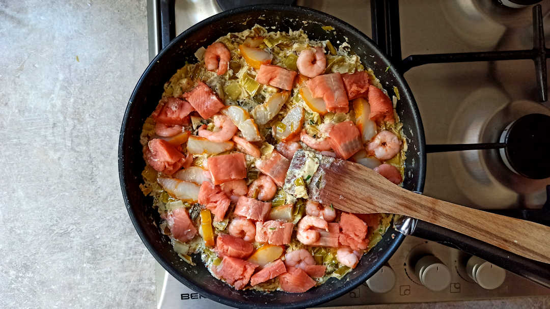 Incorporer délicatement les morceaux de poisson et les crevettes