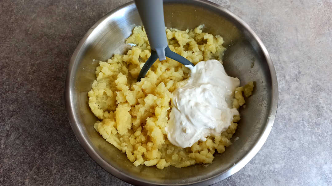 Incorporer le lait et la crème fraîche épaisse