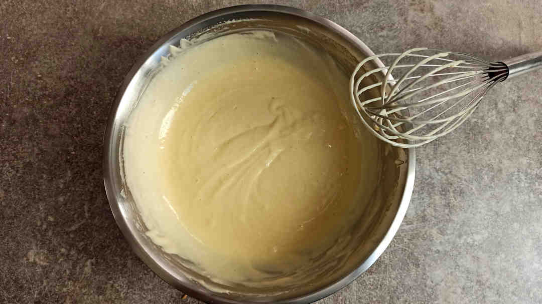 Mélanger la pâte au fouet