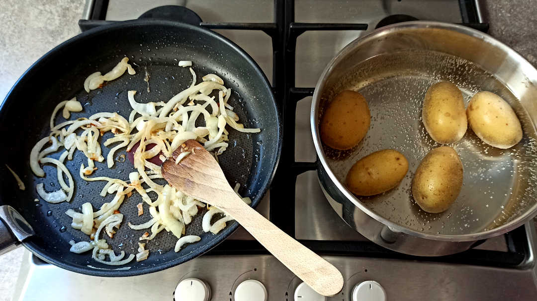 Pendant la cuisson des pommes de terre, faire revenir l'oignon
