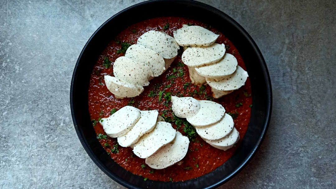 Poser les tranches de mozzarella sur les escalopes de poulet