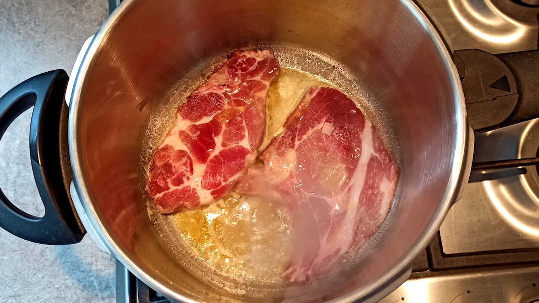 Saisir les côtelettes de porc des deux côtés
