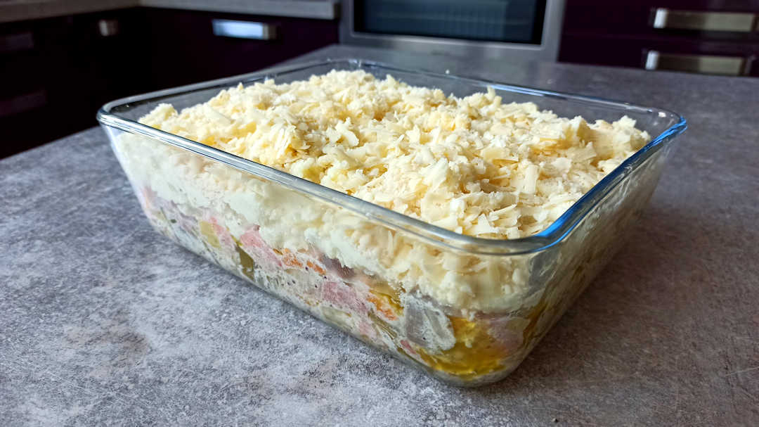 Saupoudrez le parmentier de poisson avec le cheddar et le parmesan