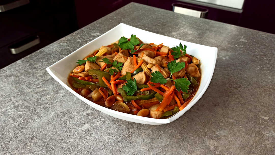 Servir le poulet aux amandes dans un plat chaud