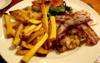 Un classique des pubs anglais : BBQ smothered chicken and melted cheese