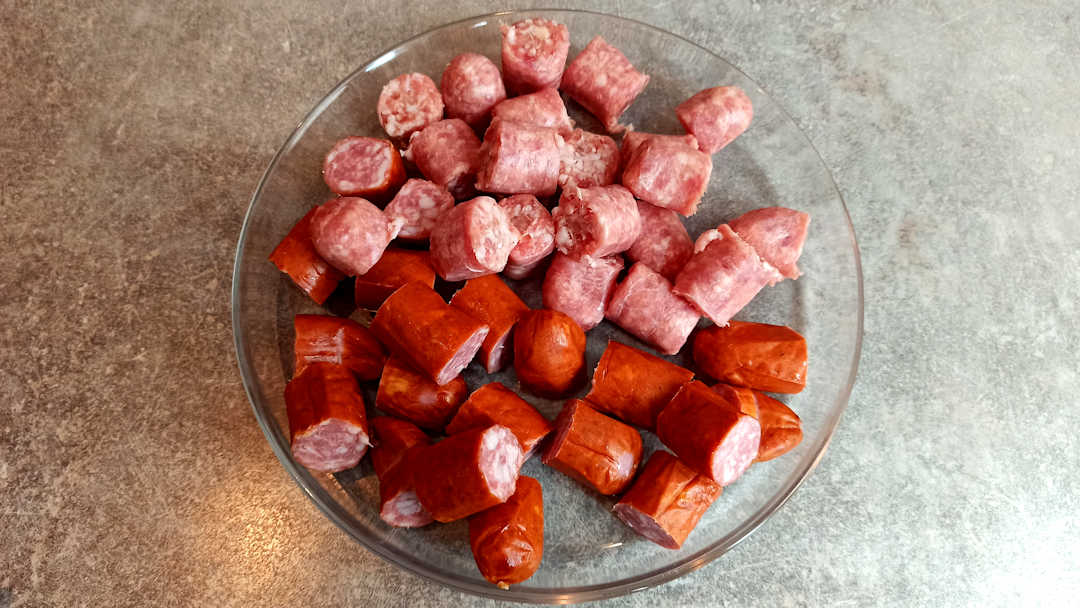 Couper les saucisses en morceaux