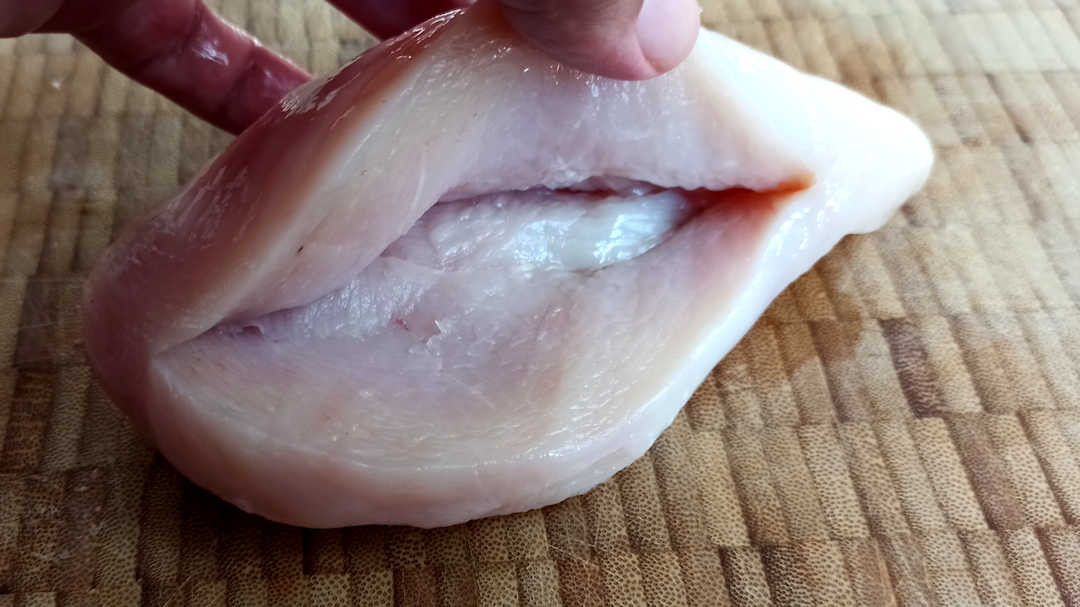 Entailler les escalopes de poulet