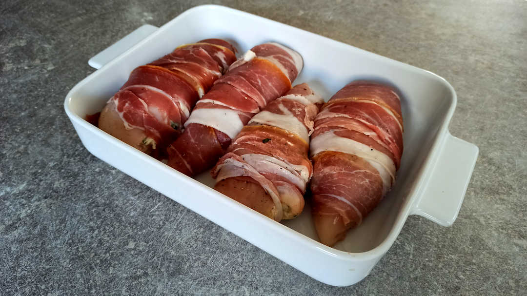 Envelopper les escalopes dans deux tranches de jambon