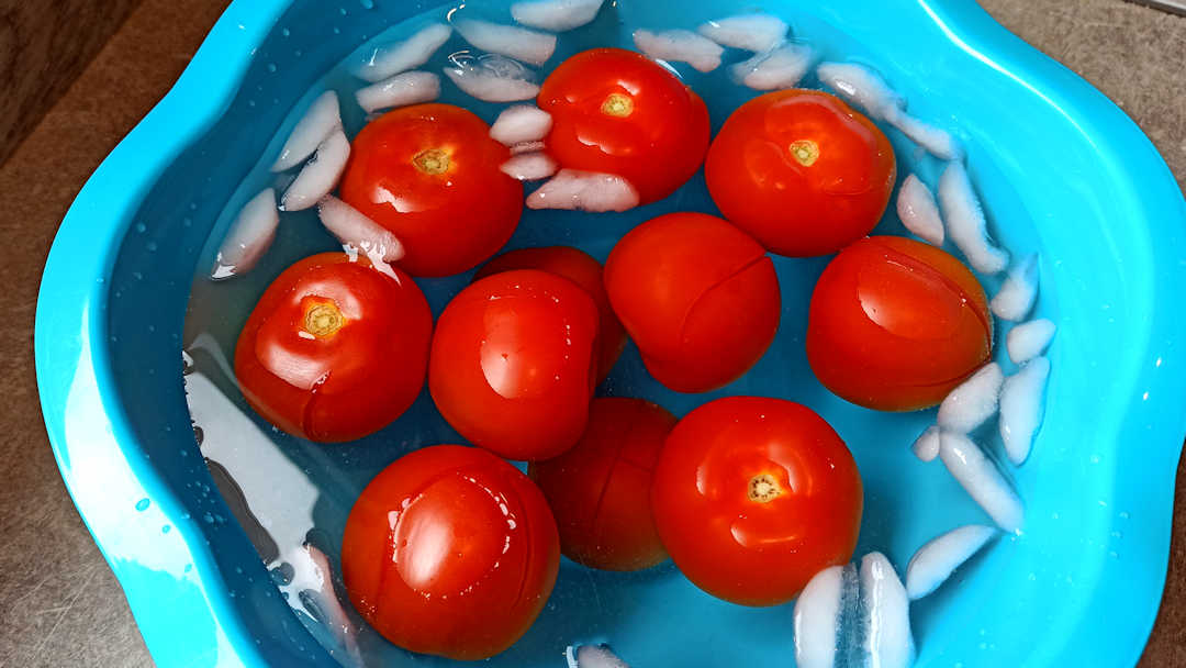Plonger les tomates dans l'eau glacée