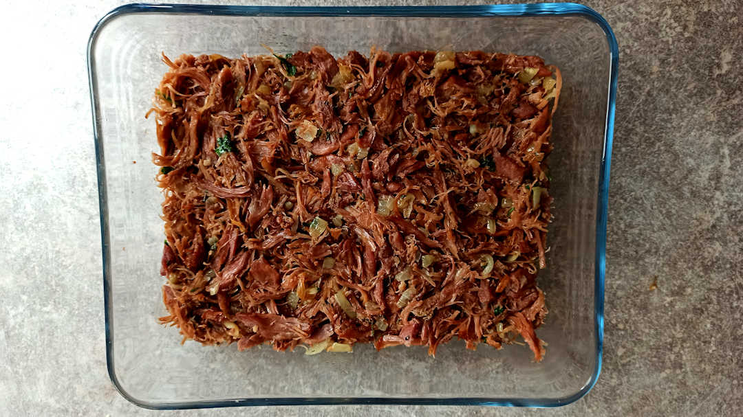 Tasser la viande dans le plat à gratin