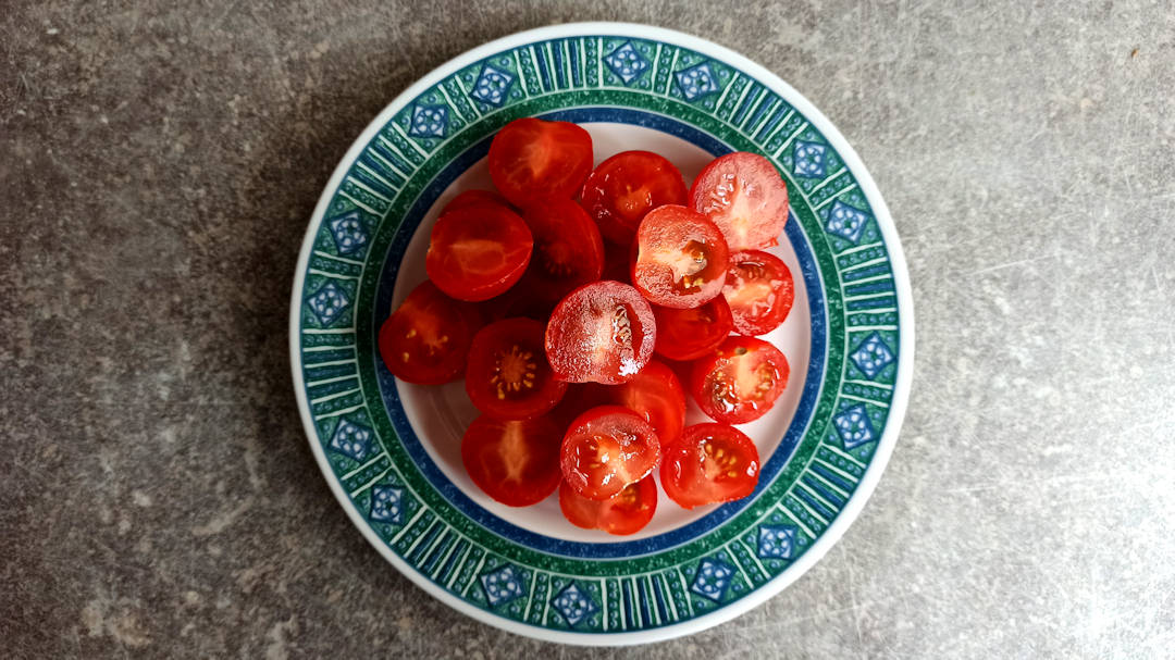 10 tomates cerises coupées en deux