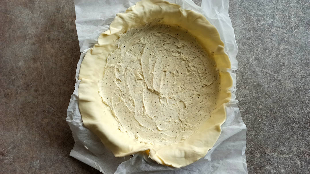 Badgeonner la pâte avec la préparation de carrés frais