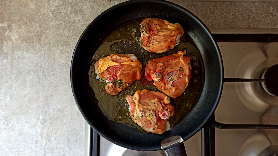 Cuire le poulet côté peau