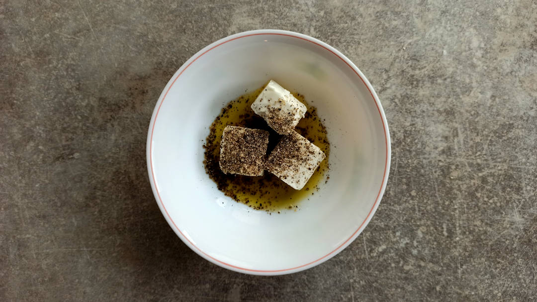 Détendre les carrés frais avec de l'huile d'olive
