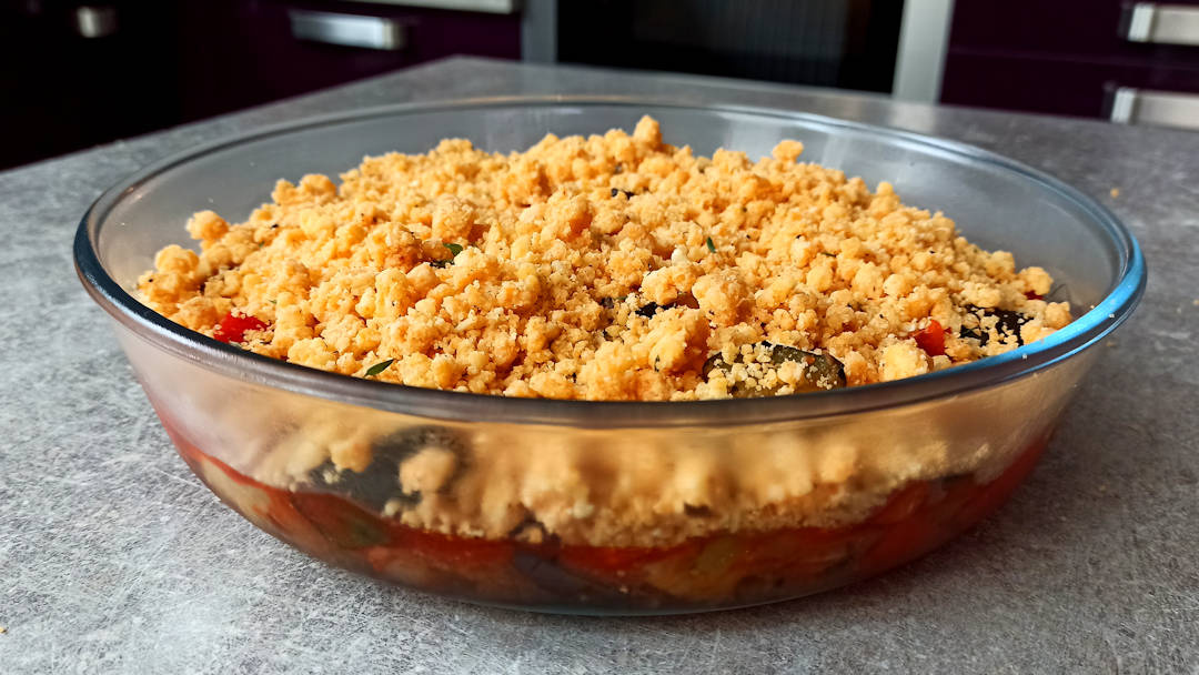 Émietter le crumble sur les légumes