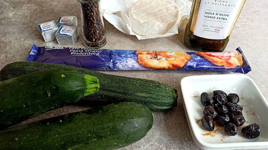 Les ingrédients de la tarte camembert et courgette