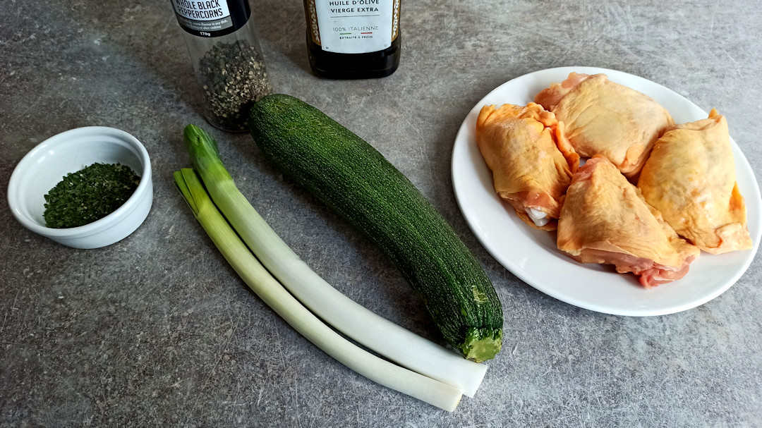 Les ingrédients du poulet rôti croustillant courgettes poireaux