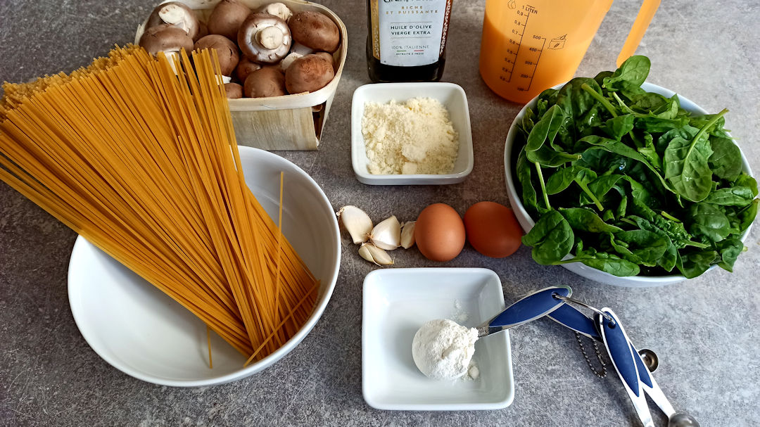 Les ingrédients du spaghetti cake aux champignons de Jamie Oliver