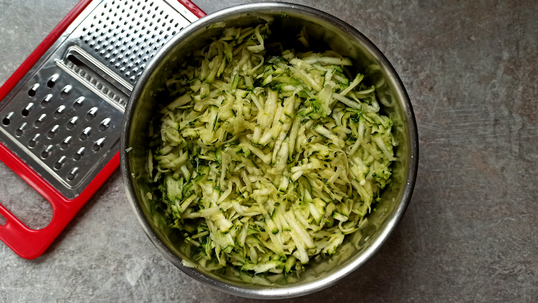Râper les courgettes