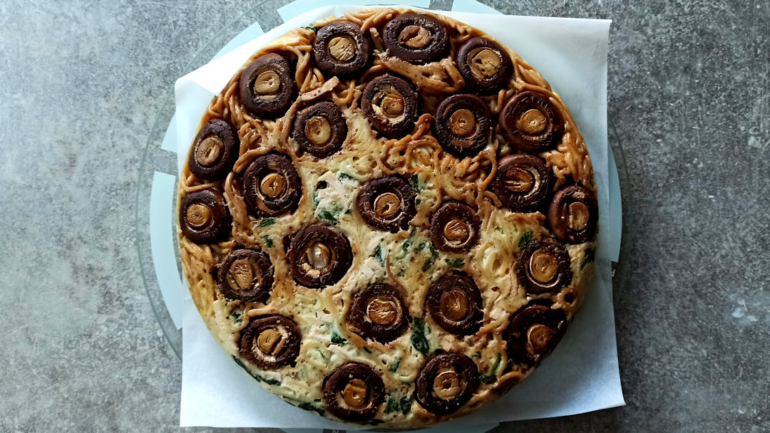 Démouler le spaghetti cake aux champignons