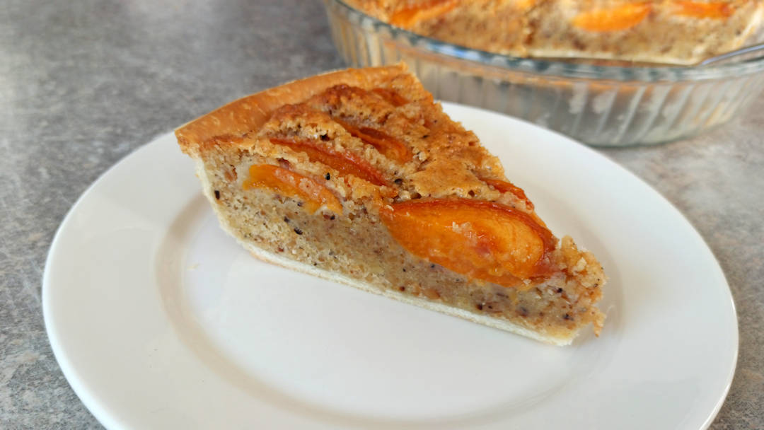 Une part de tarte aux abricots frangipane