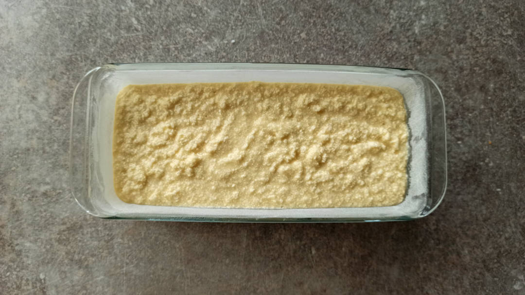 Verser la pâte dans le moule à cake