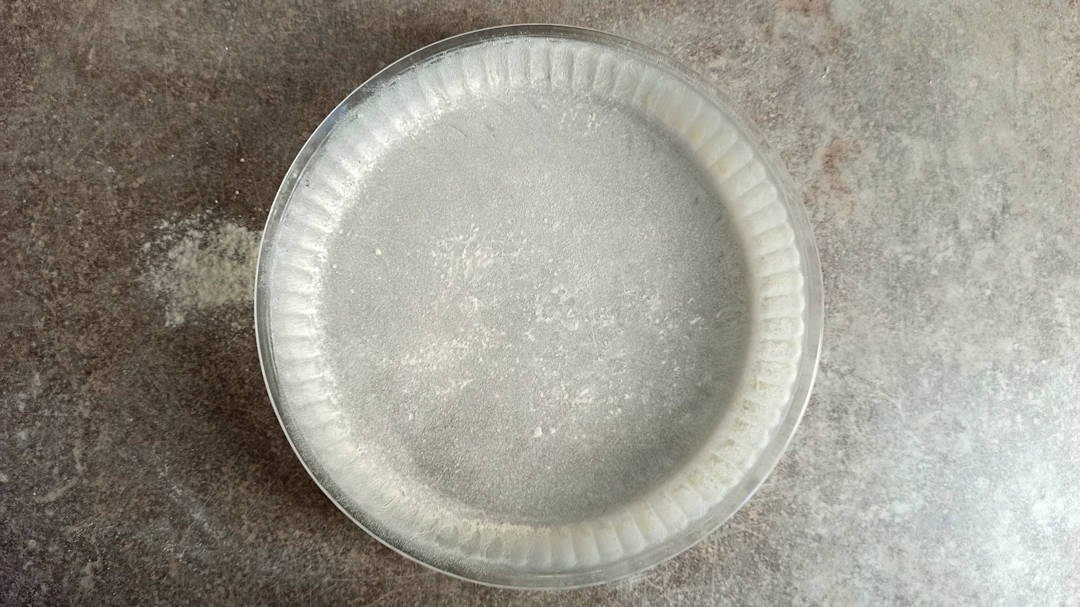 Chemiser un moule à tarte