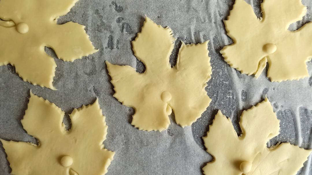 Déposer les feuilles sur une plaque de cuisson recouverte de papier cuisson