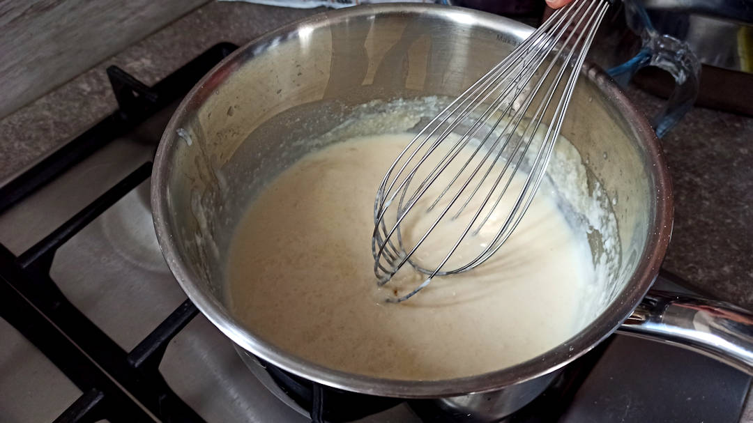 Lorsque le mélange épaissit, ajouter la mozzarella et la moitié de l'emmental