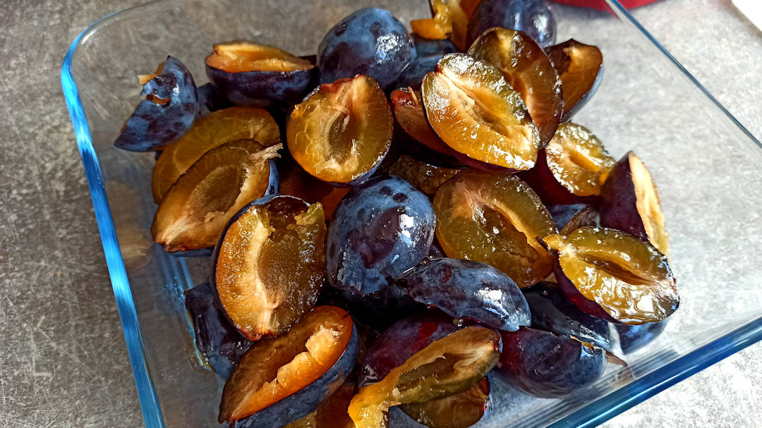 Couper les prunes en deux et les dénoyauter