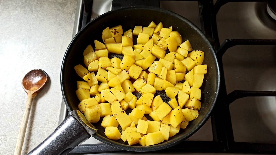 Faire dorer les cubes de pommes de terre