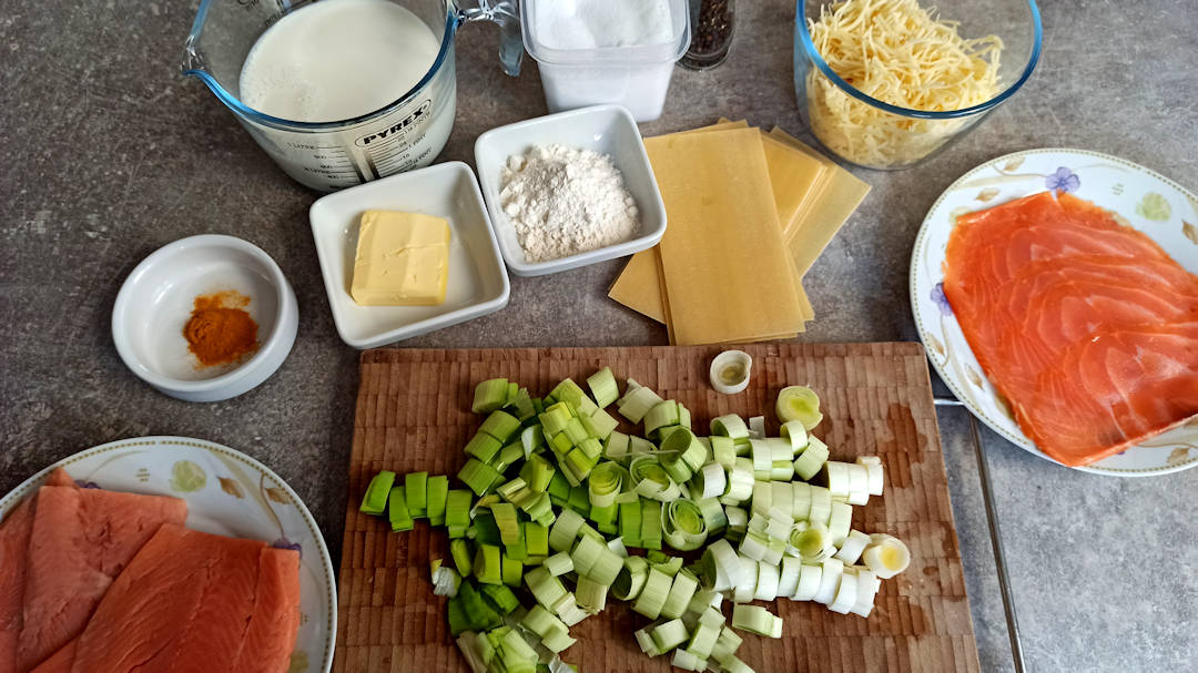 Les ingrédients de la lasagne saumon poireaux curcuma