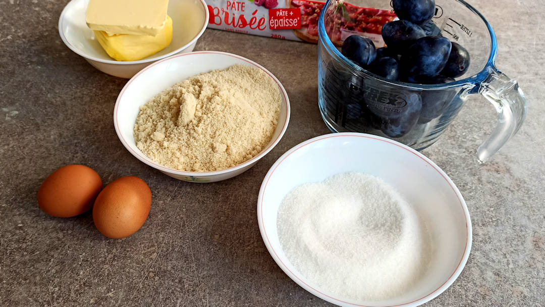 Les ingrédients de la tarte aux prunes et frangipane