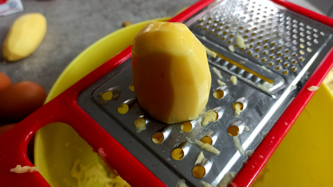 Râper les pommes de terre