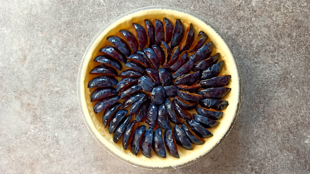 Répartir les morceaux de prunes en soleil