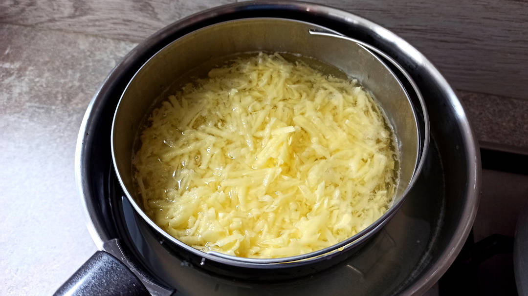 Utiliser le panier d'une cocotte minute pour faire cuire les pommes de terre