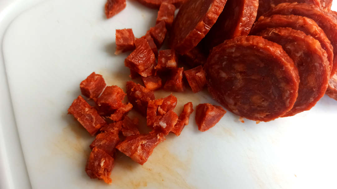 Couper le chorizo en petits dés