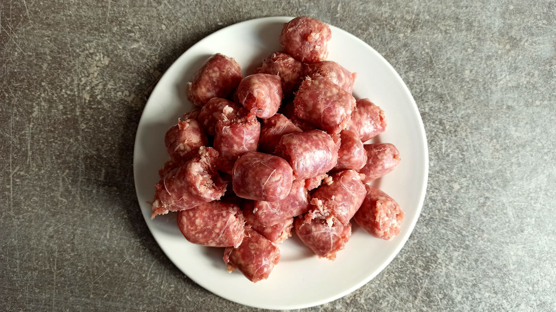 Couper les saucisses en morceaux de 2 ou 3 centimètres