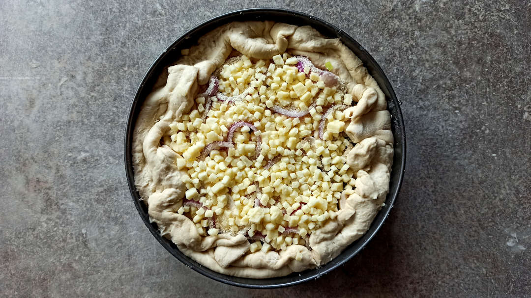 Couvrir la partie ouverte avec le reste de mozzarella et de parmesan