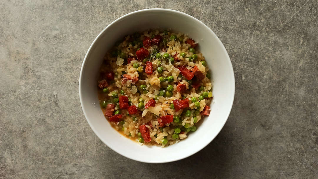 Dressage du risotto au chorizo et petits pois