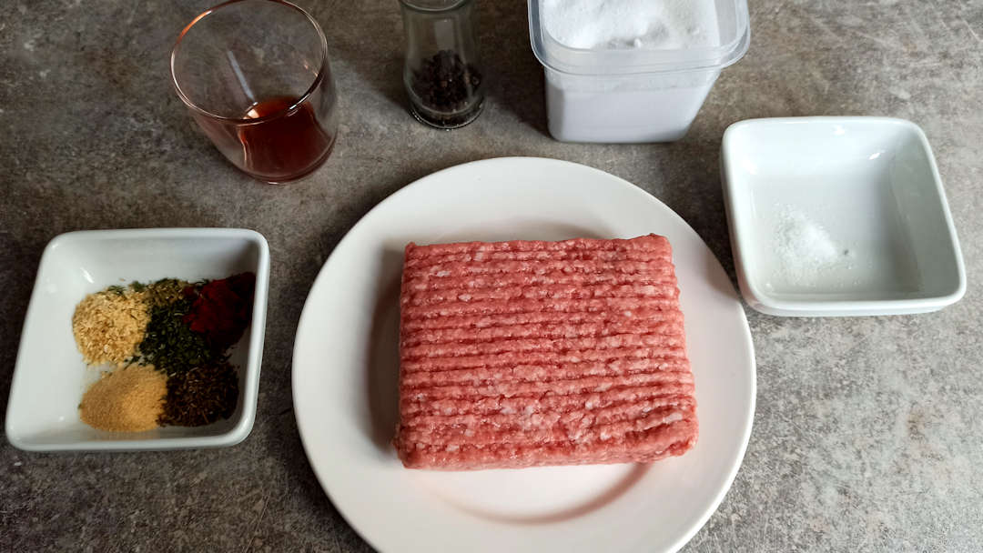 Les ingrédients pour l'Italian sausage de notre deep dish pizza